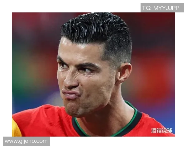 足球球星邪笑定格瞬间尽显霸气魅力引爆球迷热议