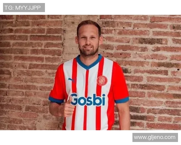 足球巨星低调伪装大爷引发热议球场外的奇妙反差故事 足球巨星低调伪装大爷引发热议球场外的奇妙反差故事