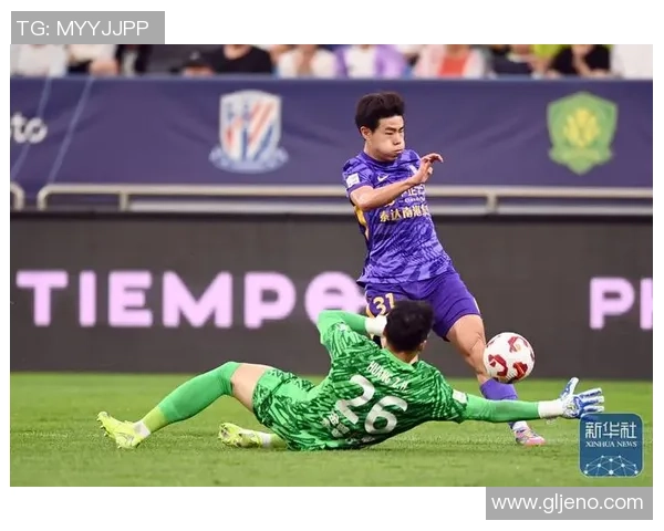 球星穿着足球裤展现英勇身姿 技术与风采兼具的精彩瞬间 球星穿着足球裤展现英勇身姿 技术与风采兼具的精彩瞬间